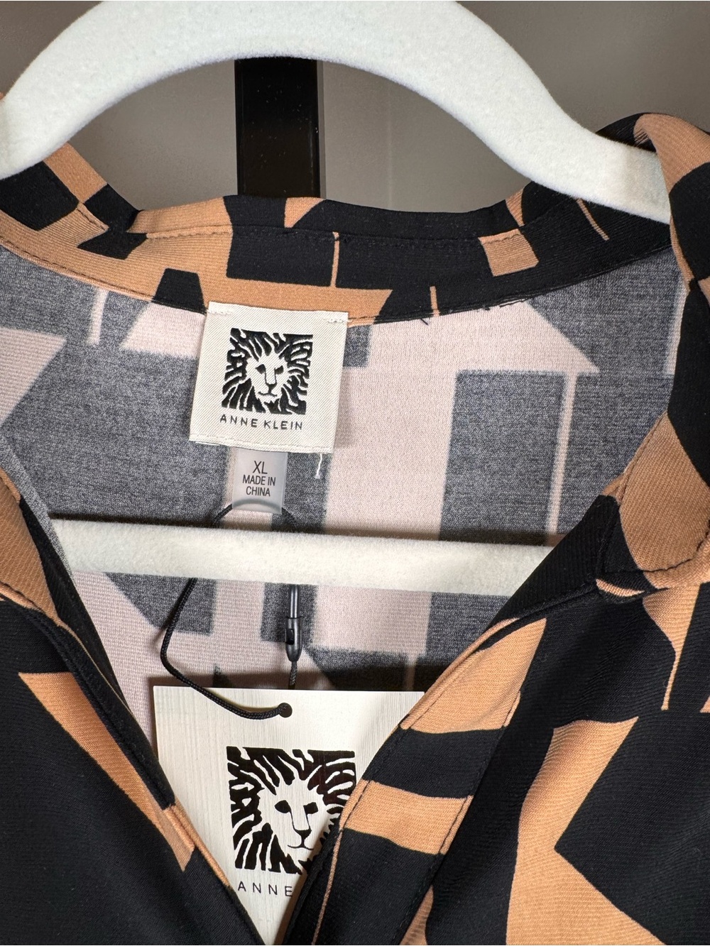 Anne Klein XL Black & Vicuna Geometric Print Roll Tab Blouse NWT - Picture 3 of 7